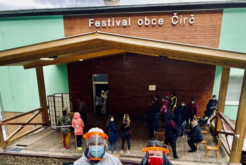 Naša reportérka Maja Pavlíková s kameramanom v obci Čirč