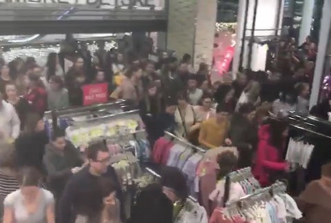 V obchodoch začína nákupné šialenstvo. Ako to je s povianočnými výpredajmi?