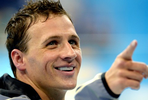 Ryan Lochte ukazuje do publika