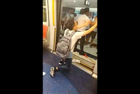 Na vlakovej stanici v Hongkongu hospitalizovali 45 ľudí. Na okoloidúcich zaútočil dav maskovaných mužov