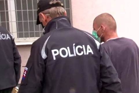 Agresívny muž napadol záchranárov