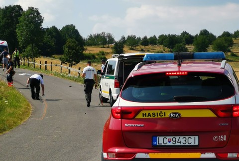 Auto zrazilo cyklistov