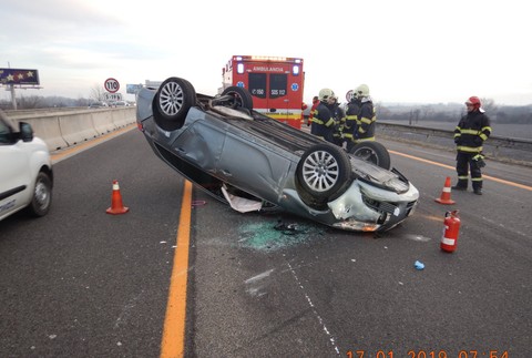 Nehoda na D1. Vodič osobného auta skončil na streche