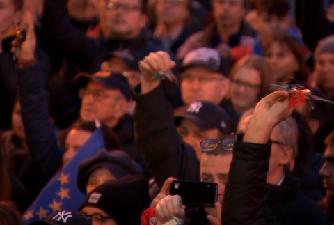 Námestia po tridsiatich rokoch opäť ožili. Ľudia si pripomenuli odvahu novembrovej generácie