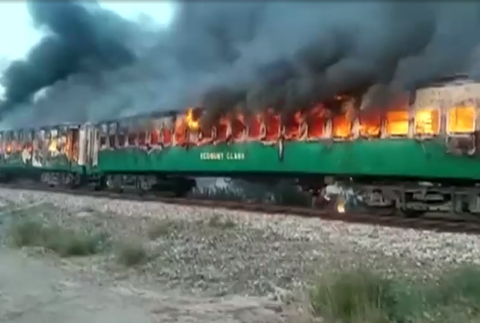 Idúci vlak zachvátil požiar, pripravil o život desiatky ľudí