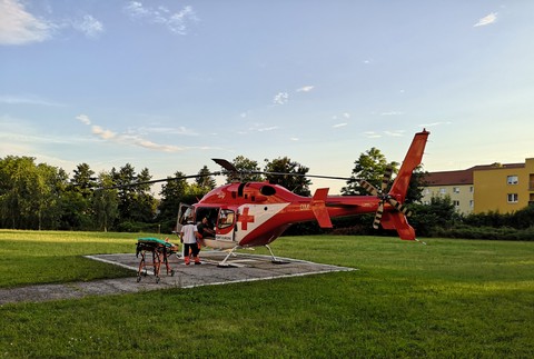 Vážna nehoda v Lučenci: O život prišli dve osoby, na mieste zasahoval vrtuľník