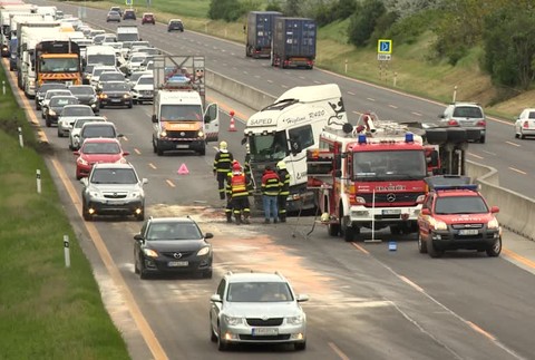 [multi] Na D1 sa prevrátil kamión. Tvorili sa dlhé kolóny 228