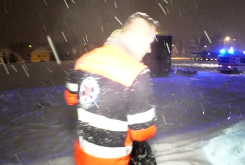 Nočný pád do rieky. Záchranári pomáhali mužovi z ľadovej vody