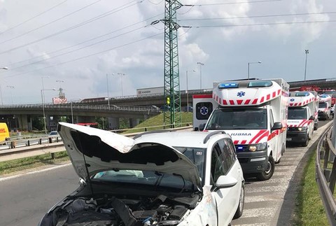 zničené auto po nehode pod Prístavným mostom