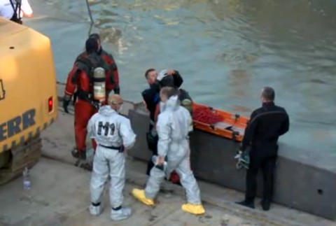 [multi] Z Dunaja vytiahli vrak turistickej lode, našli aj štyri telá obetí 3815