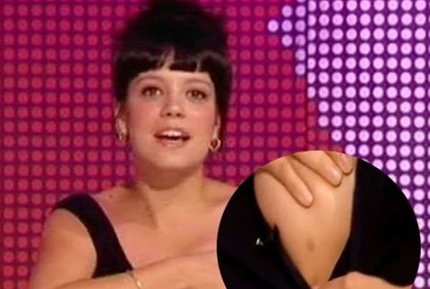 Speváčka Lily Allen sa nebála ukázať svoju tretiu bradavku