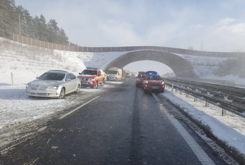 Pri hromadnej dopravnej nehode na D1 sa zrazilo až 17 áut