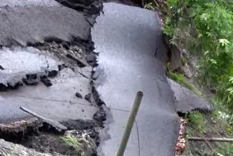 Cesta sa prepadla rovno do dvora domu.