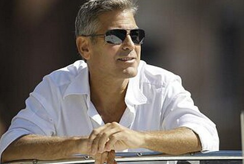 George Clooney sa opiera v bielom, okuliare