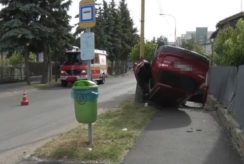 Zrážka dodávky, osobného auta a cyklistu.