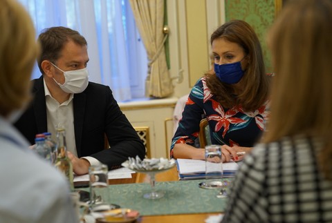 Premiér Igor Matovič a hlavný hygienik SR Ján Mikas od rána rokujú s epidemiológmi a ministrami.