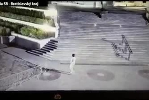 [multi] Nahý muž sa len s kuklou na hlave prechádzal ulicami nočnej Bratislavy 4536