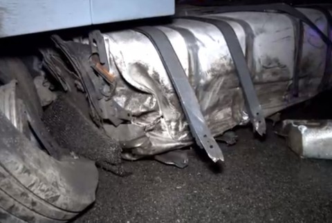 Dopravu paralyzovala zrážka auta s kamiónom. Na cestu vytekali litre nafty