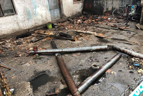 FOTO: Obyvateľom bytovky sa zrútila strecha. O strechu nad hlavou prišlo osemdesiat ľudí 