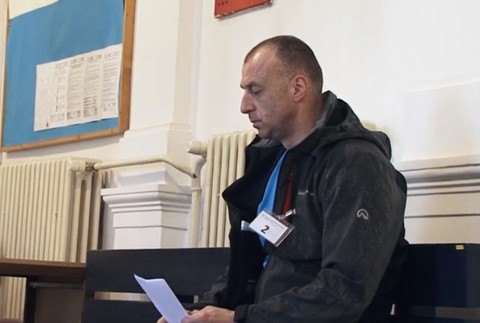 Pre tetovania pred súdom. Muža obvinili z extrémizmu