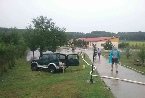 Pri Komárne museli evakuovať domov dôchodcov.