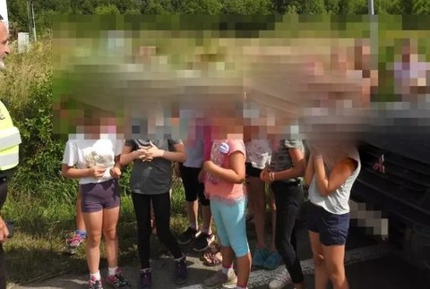 Policajná hliadka zostala v šoku: Vodič v prepravníku na kone viezol deti