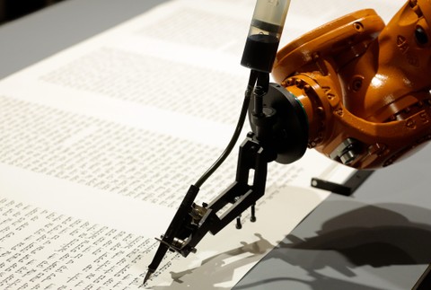 Robot v nemeckom múzeu prepisuje Tóru 2