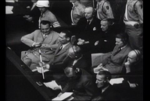 Záber z filmového záznamu vyhotoveného počas Norimberského procesu, ktorý zachytáva obžalovaných