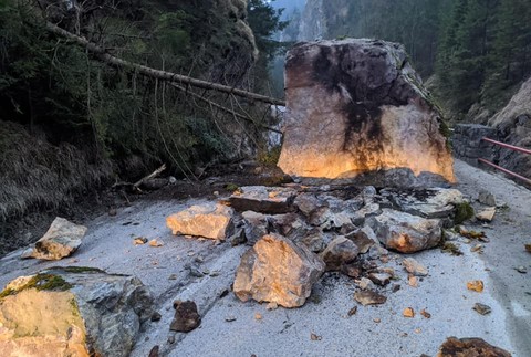 Cestu zaterasil obrovský balvan