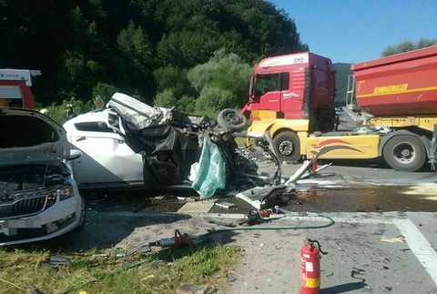 Na výjazde na D1 došlo k hromadnej nehode. Zrážka s nákladiakom si vyžiadala jeden život