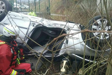 V Likavke spadlo auto z mosta, sedeli v ňom traja ľudia