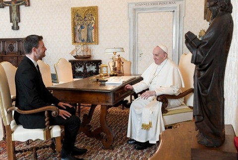 Pápež František a premiér Eduard Heger