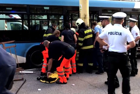 Nešťastie na košickom sídlisku. Autobus plný ľudí sa samovoľne spustil dolu kopcom