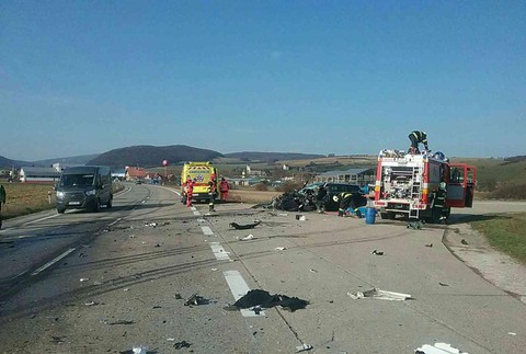 FOTO: Tragická nehoda auta s kamiónom. Cesta je uzavretá 