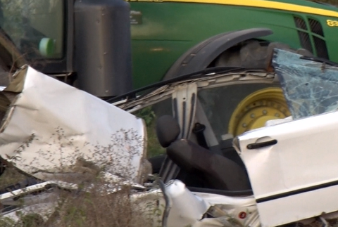 Pri zrážke auta s traktorom sa zranili dve osoby. Po 14-ročného chlapca letel vrtuľník 