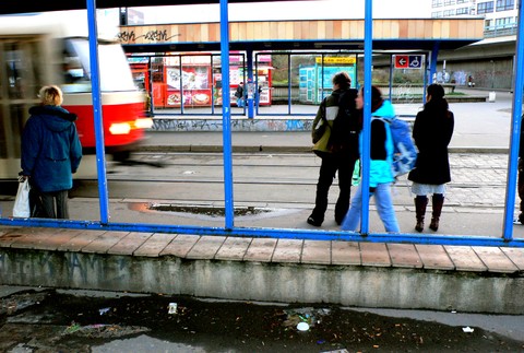 električka, zastávka MHD ilustračná fotografia