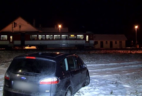 Nehoda na priecestí. Vlak zachytil policajné auto 323