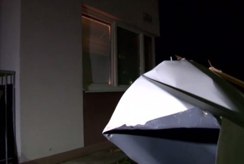 Vietor strhol strechu z bytovky v Senici