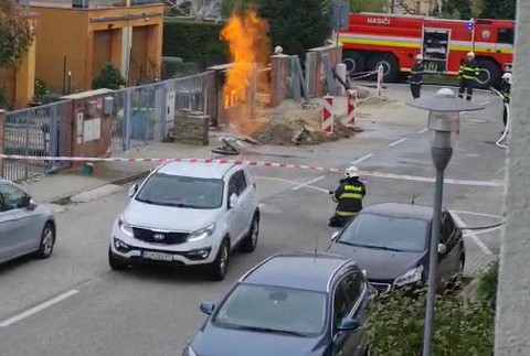 Hasiči zasahovali vo Vajnoroch pri požiari plynovej prípojky.