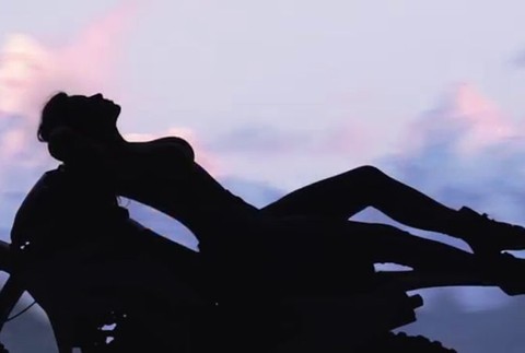 Kardashianky a ich rodina - Kim nahá v klipe Kanye Westa 2