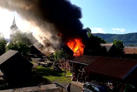 [multi] Obrovský požiar zachvátil hospodárske budovy. Majiteľa s popáleninami previezli do nemocnice 3437