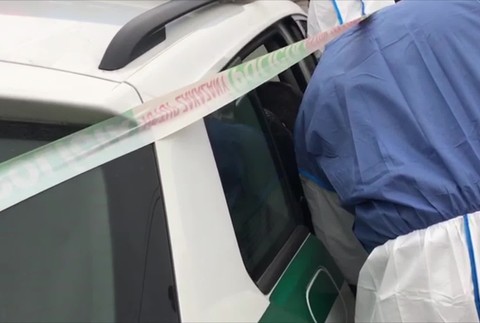 Policajti zastavili muža, ktorého podozrievali z požitia alkoholu. Previerka ich priviedla k mŕtvej žene