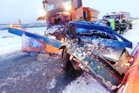 Cestárske vozidlo sa zrazilo s dvoma autami