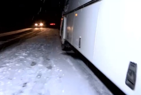 Šmykľavá cesta spôsobila hromadnú nehodu. Hrdina z Humenného vyťahoval autá z priekopy