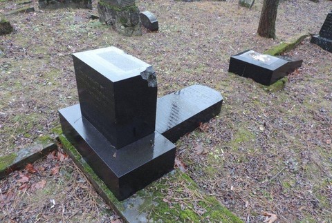 Policajti vypátrali vandalov, ktorí poškodili náhrobné kamene v Rajci. Ide o skupinu chlapcov