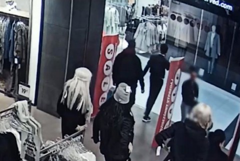 Z predajne zmizli tričká