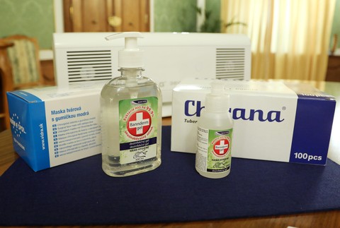 Dar od prezidentky: Zdravotnícke pomôcky pre pápeža