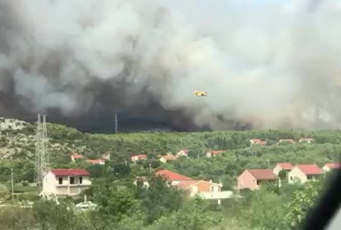 Video: Chorvátsko sužujú lesné požiare. Desiatky hasičov bojujú už dva dni