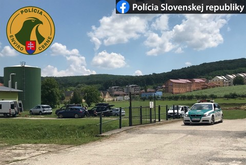 Zásah polície v obci Podhájska. Má ísť o enviro-kriminalitu 