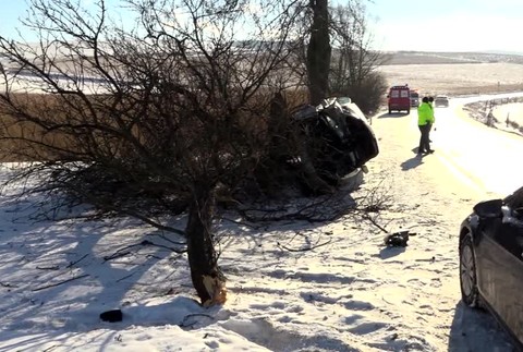 Vodič na klzkej ceste nabúral do stromu. V aute sedela aj tehotná žena